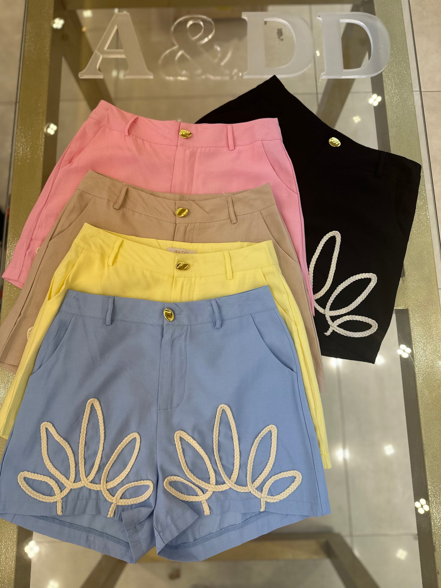 Ref:as1940
Pacote:35.00
Caixa:30.00
Cx 216 peças
Grade:preto-2
Azul-1 rosa -1
Bege-1 amarelo-1