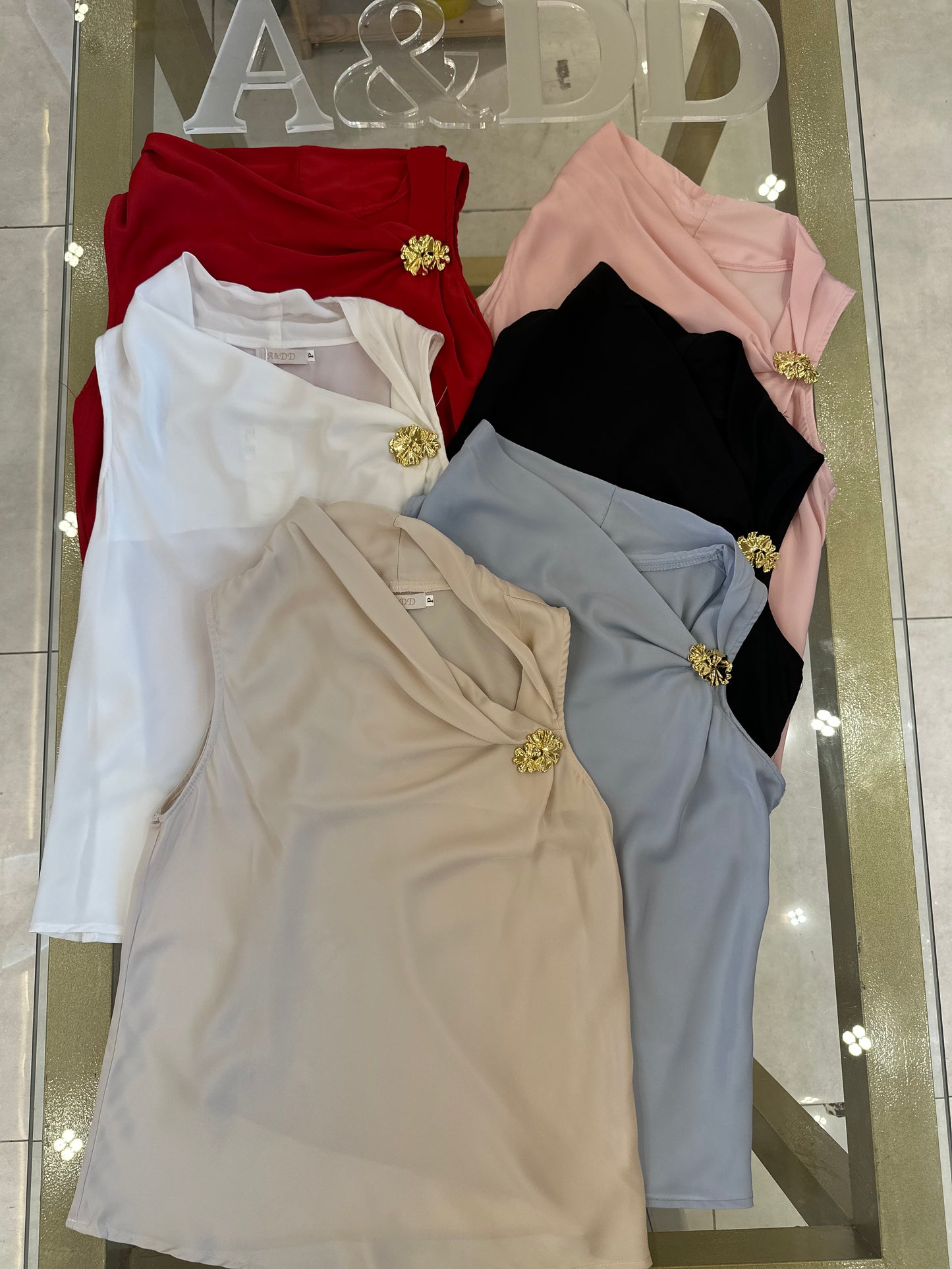 Ref:LE533
Pacote:28.00
Caixa:25.00
Cx 432 peças
Grade:preto-2
Branco-2 azul-1
Rosa-1 bege-1
Vermelho-1