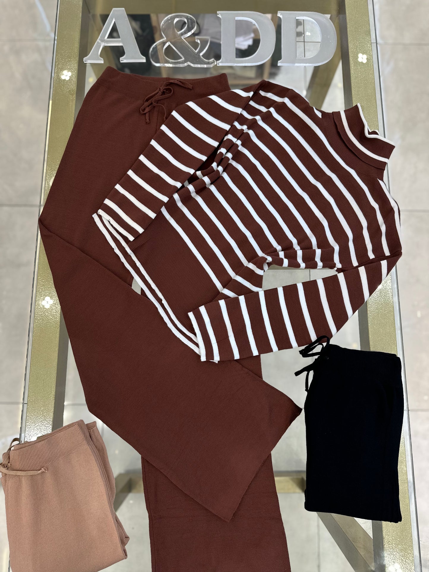 Conjunto Modal Listrado Gola Alta e Calça Pantalona - Ref:K0186