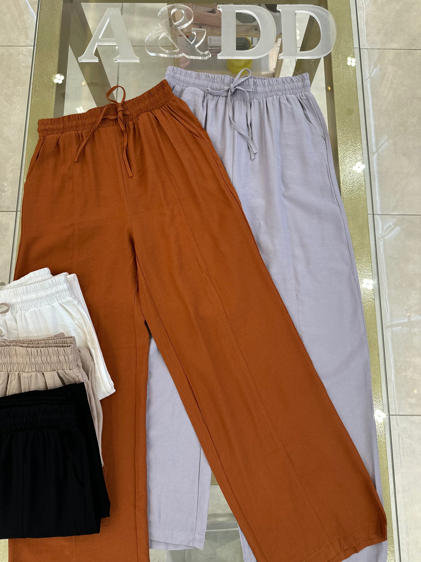 Ref:as2005
Pacote:45.00
Caixa:41.00
Cx 120 peças 
Grade:preto-3
Bege-2 branco-1
Terracota-1 cinza-1